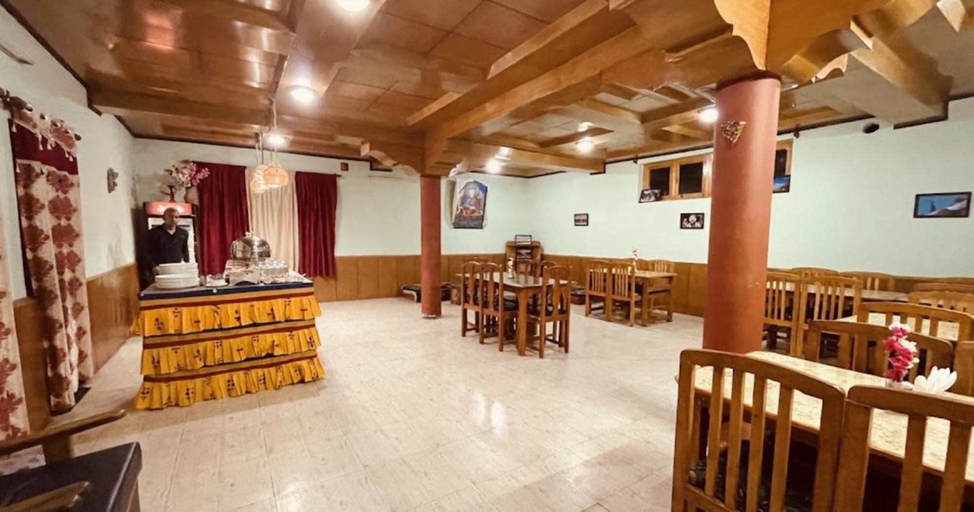 Tih Hotel Jorchung Лех Екстериор снимка