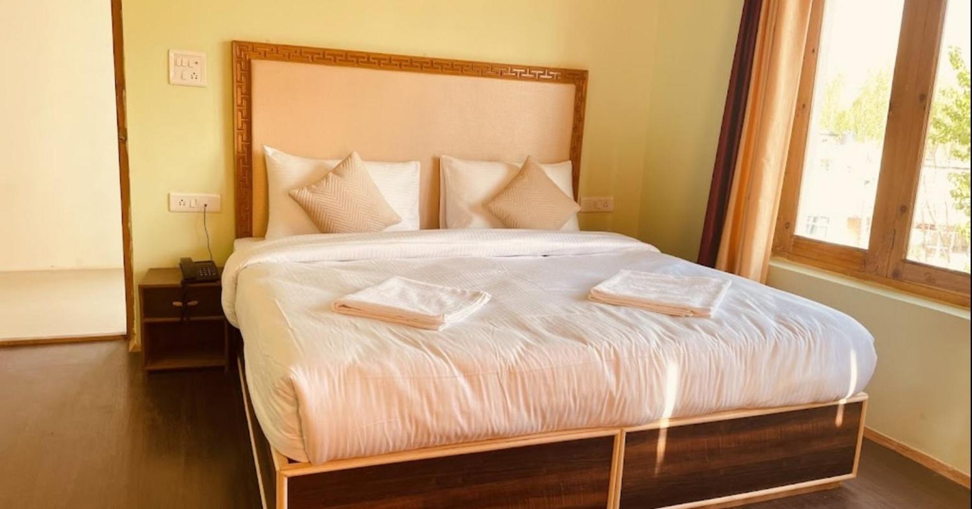 Tih Hotel Jorchung Лех Екстериор снимка