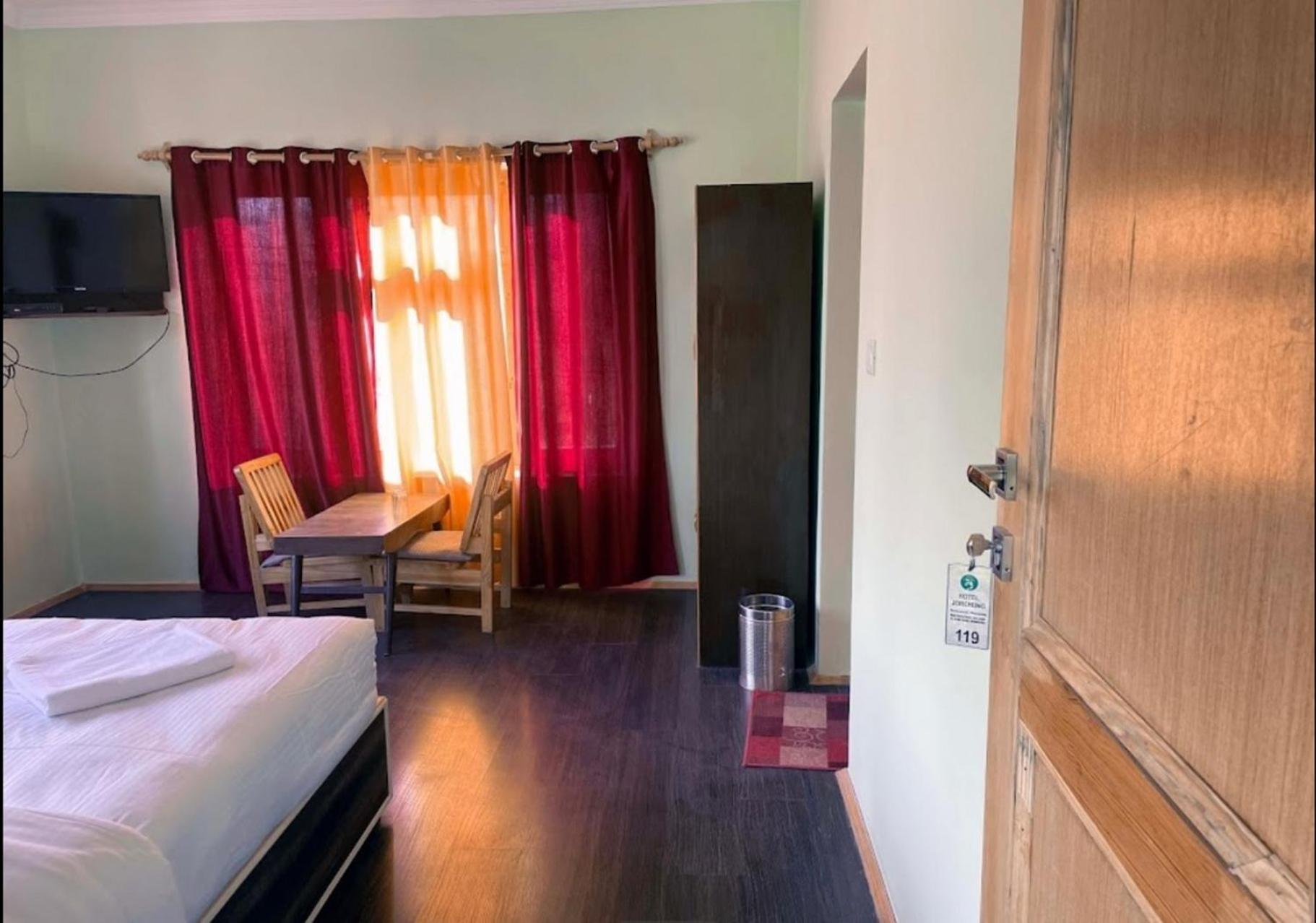 Tih Hotel Jorchung Лех Екстериор снимка