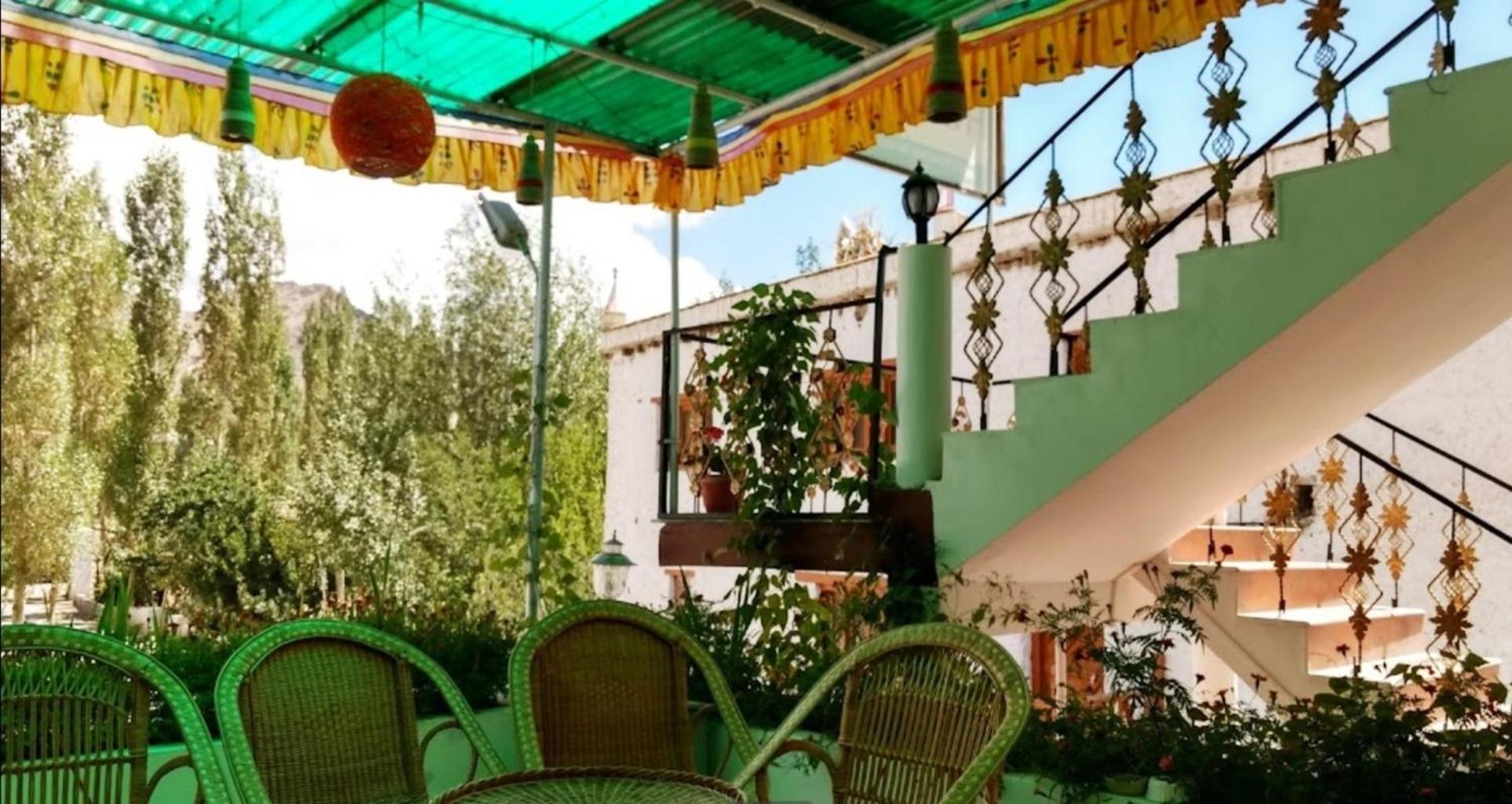 Tih Hotel Jorchung Лех Екстериор снимка
