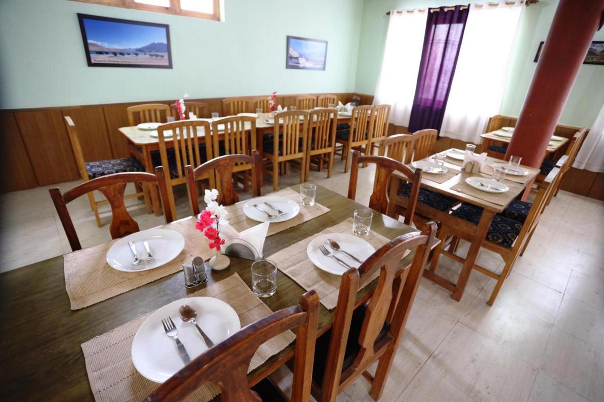 Tih Hotel Jorchung Лех Екстериор снимка