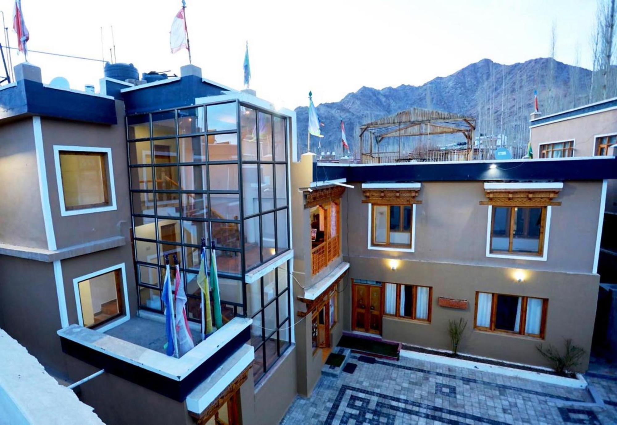 Tih Hotel Jorchung Лех Екстериор снимка