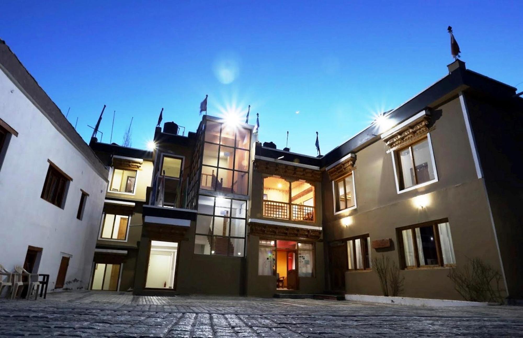 Tih Hotel Jorchung Лех Екстериор снимка